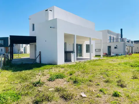 Casa en Venta con 4 cocheras