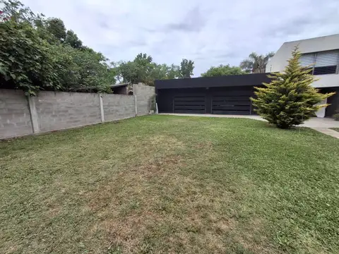 Terreno en Pueblo Esther con Portón y 2 cocheras.