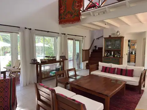 Casa 6 ambientes con 4 baños