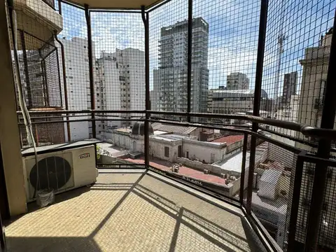 EXCELENTE SEMIPISO 3 AMBIENTES AL FRENTE CON BALCON CORRIDO, COCHERA Y BAULERA