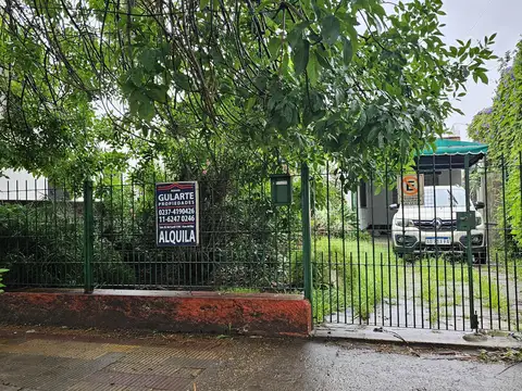 CASA ALQUILER MORENO SUR CENTRO   - COCHERA - DOS DORMITORIOS -  TODOS LOS SERVICIOS