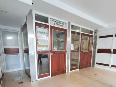 ALQUILER  DE OFICINA - ORIENTADA AL FRENTE, CON PRIVADO, COCINA Y BAÑO - LA PERLA