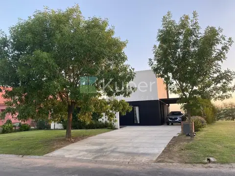 Casa en Venta en El Cantón - Barrio Golf, USD 389.000