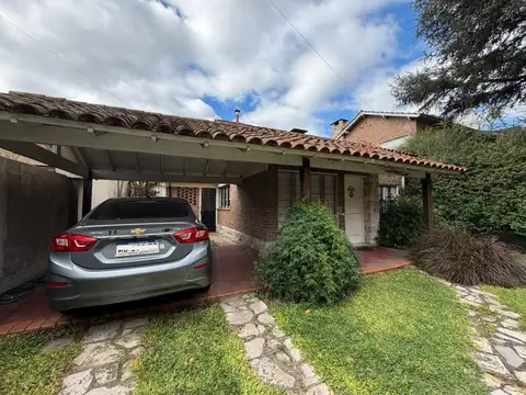 Venta Casa con parque en zona centrica de Adrogue