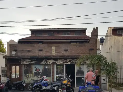 VIVIENDA CON LOCAL FRENTE A PLAZA DE MAR DEL TUYÚ U$S 150.000.-