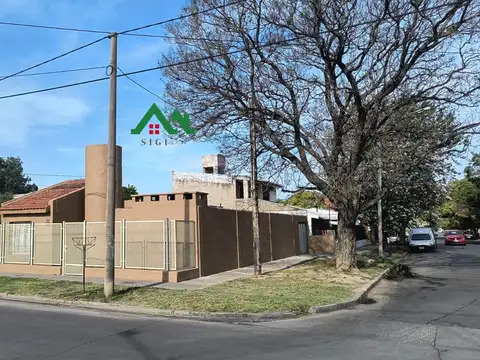 Casa en venta en Marqués de Sobremonte – 2 dormitorios con patio, quincho y cochera