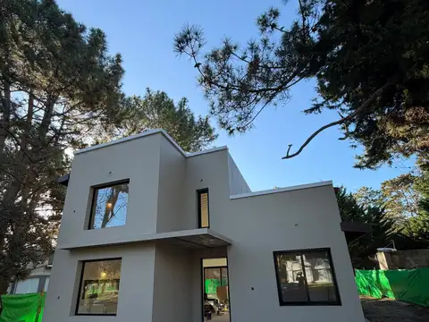 Casa de categoría en venta de 3 ambientes . DUEÑO DIRECTO .En obra . Costa Del Este
