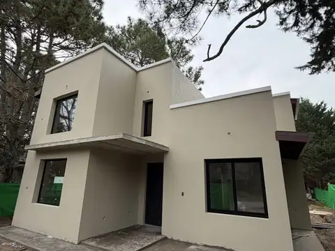 Casa de categoría en venta de 3 ambientes . DUEÑO DIRECTO .En obra . Costa Del Este