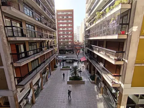 Venta Departamento de 4 ambientes en Recoleta con dependencia, cochera y baulera.