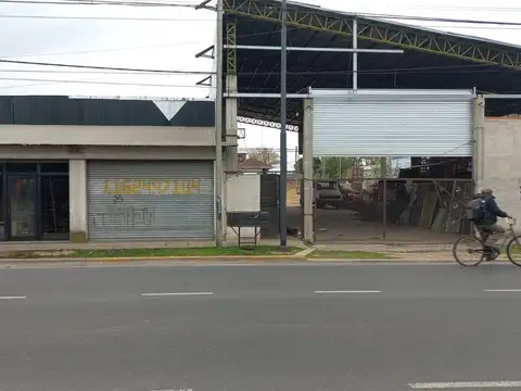 Amplio local sobre avenida Monteverde