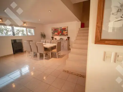 Casa 7 ambientes con 2 baños