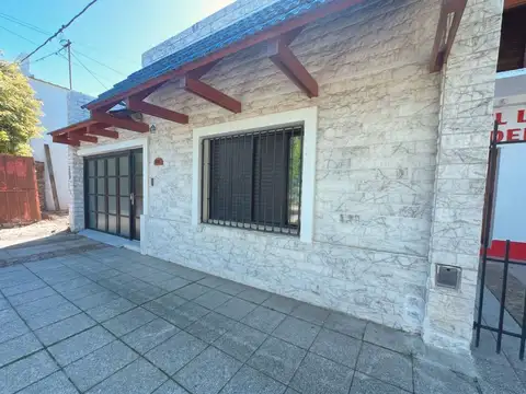 Casa centrica  en venta ubicada en Moreno 872.