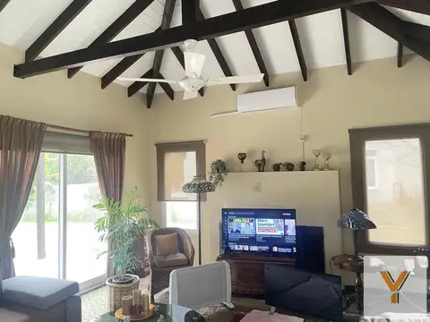 Casa 6 ambientes con 2 baños