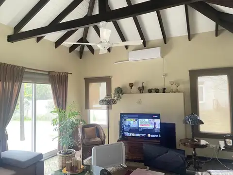 Casa 6 ambientes con 2 baños
