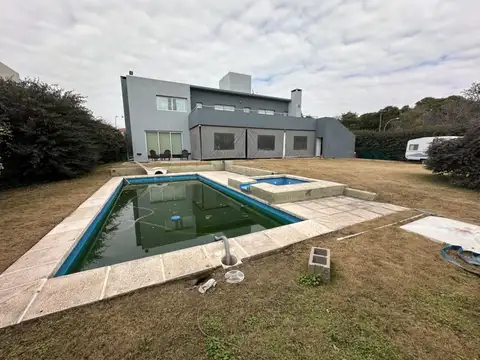 Casa 5 ambientes con 4 baños