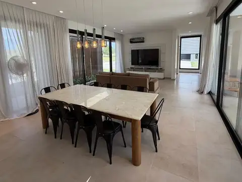 Casa 5 ambientes con 2 baños