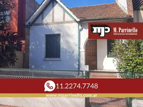 Casa de 5 ambientes toda en PB, con Gran Jardín y Mucho Potencial en Excelente Lote- En Venta