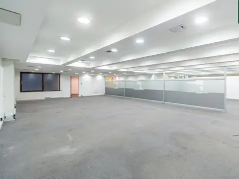 Amplia oficina de planta libre de 330 m2 y 3 cocheras fijas