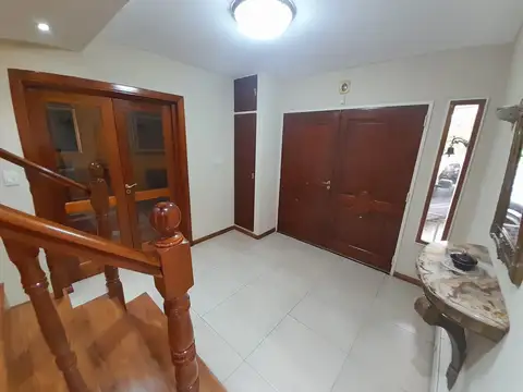 Casa 5 ambientes con 4 baños