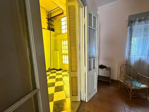 Casa 6 ambientes con 2 baños