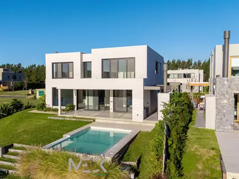 Casa al lago en venta en Carpinchos Nordelta