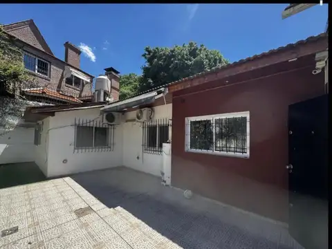 Excelente propiedad en el Barrio de Punta Chica, con patio jardín, parrilla y cochera para dos autos.