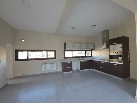 Casa 6 ambientes con 2 baños