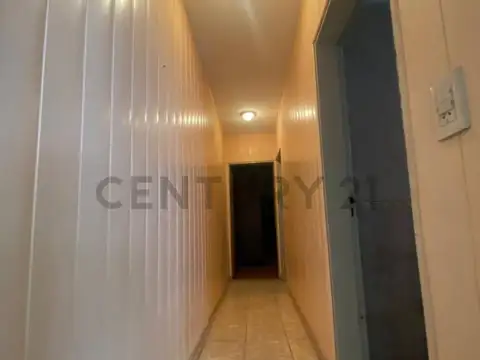 Venta de casa de frente con dos dormitorios en Barrio Ludueña