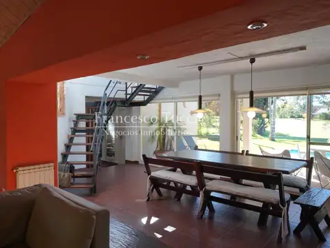 Casa en Venta con 2 cocheras