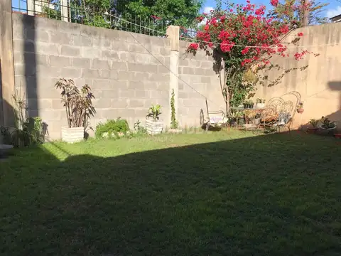 CASA 4 AMBIENTES, PARQUE,PARRILLA,BALCON TERRAZA Y COCHERA.
