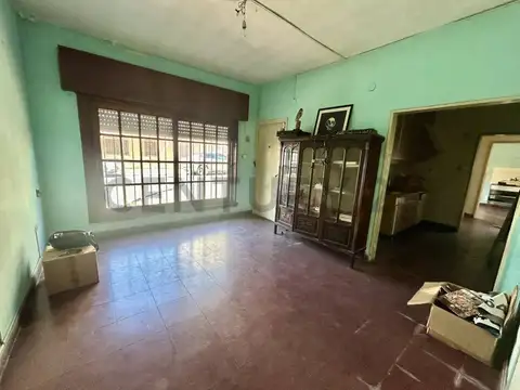 Se vende casa a refaccionar con gran potencial en Lanús Este.