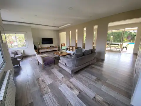 Casa en Alquiler con 2 cocheras