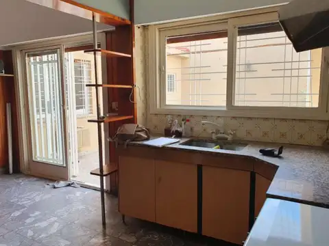 HAEDO - OPORTUNIDAD CASA 3 AMB. CON COCHERA + PATIO + TERRAZA - VENTA NO CONDICIONADA   