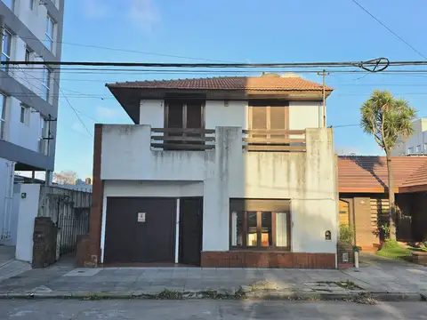 Casa en PH de 4 ambientes con patio y garaje en Chauvin
