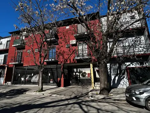 Departamento dos ambientes con cochera y balcón - Morón