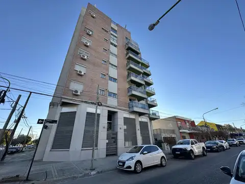 Departamento en venta de 1 ambiente. Edificio con piscina y terraza. Centro Campana