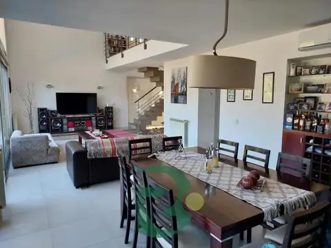 Casa 4 ambientes con 3 baños