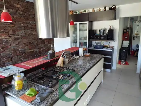 Casa en Venta con 4 cocheras
