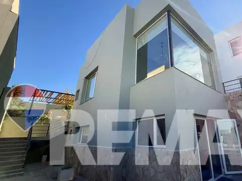 Casa en Venta con 3 cocheras