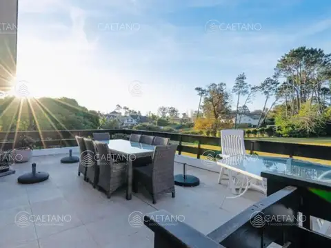 Casa 8 ambientes con 6 baños