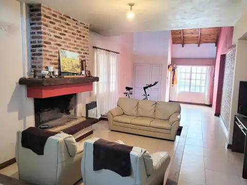Casa 6 ambientes con 2 baños
