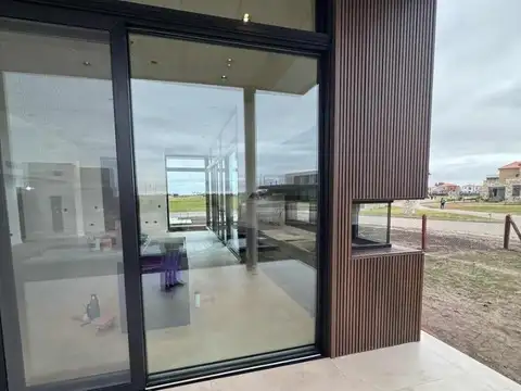 Casa en Venta con 4 cocheras