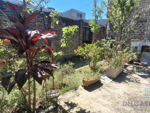 Casa de 3 ambientes en lote propio de 297 m² con jardín y cochera