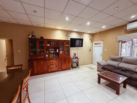 Casa 6 ambientes con 2 baños