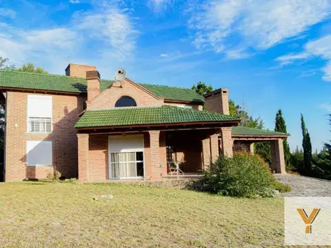 Casa en venta - 3 Dormitorios 3 Baños - Cochera - 2.700Mts2 - Río Cuarto