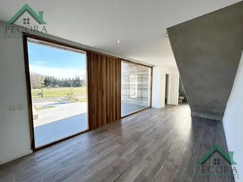 Casa 7 ambientes con 5 baños