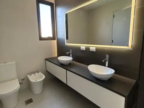 Casa 7 ambientes con 2 baños