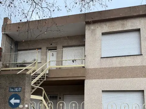 VENTA conjunto de inmuebles dos casas de dos dormitorios cochera y galpon