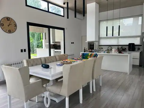 VENTA DE CASA 5 AMBIENTES CASCO DE ALVAREZ-APTO CREDITO