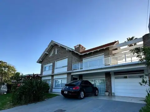 Alberdi, impresionante propiedad, con piscina y vista al Rio